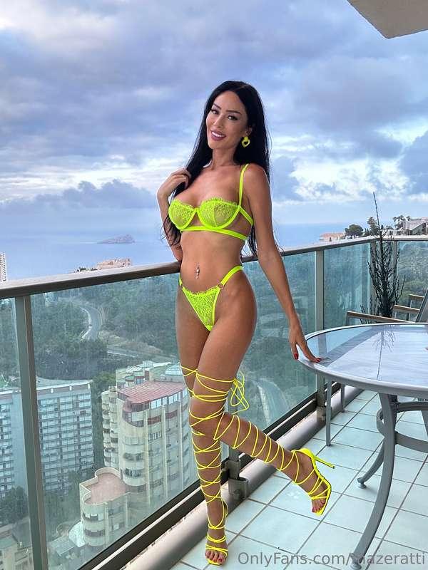 I spend so much time to wear this shoes 😀😀😀