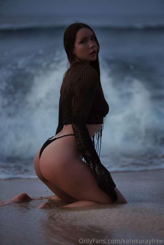 There's a wave coming! But I caught it! 😋💦