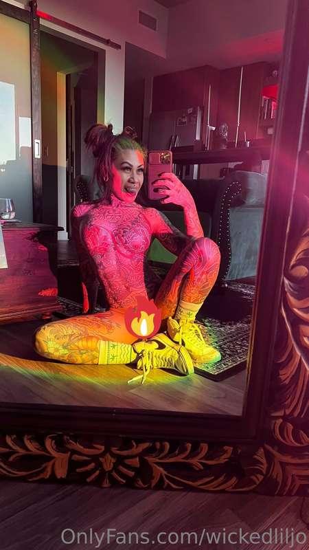 DM me for the uncensored photo SET. (10 photos)