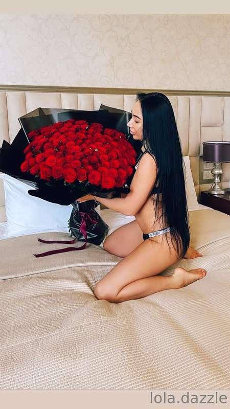 I love flowers, especially when they're given for no reason💕..