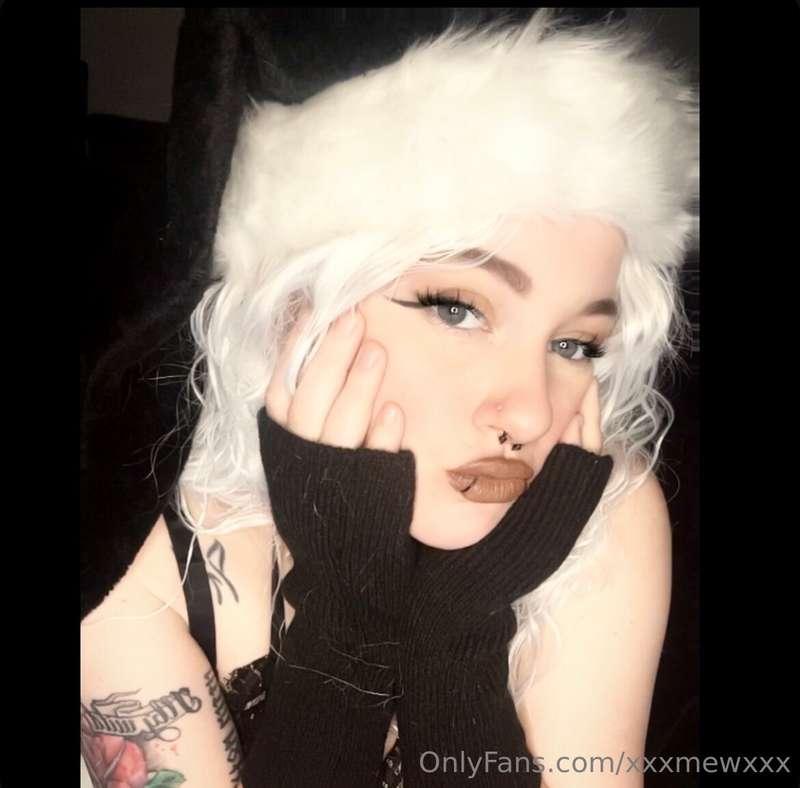 🎄 Thinking of doing a small photo shoot as Mrs.Claus. 🤶 What..