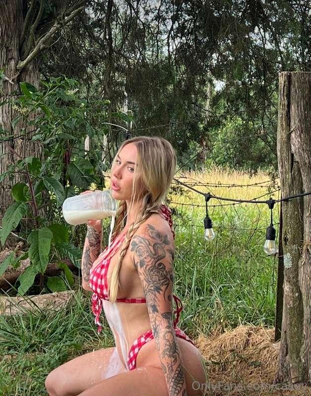 Using milk to cool off.. in this economy?? 🐄