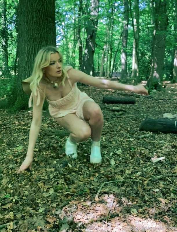 Wouldn’t it be fun to fuck in the forest? 💦 I so nearly got ..