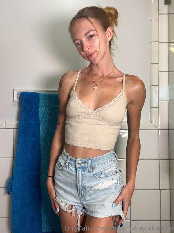 we love a no bra day 👀