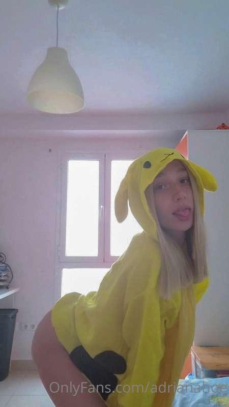 Disfrazada de pikachu pero horny 😳😏