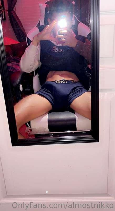Come over and play with me, DM for the video of me stroking ..