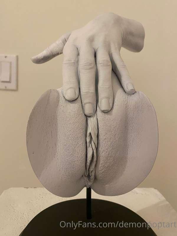 isn’t this so damn cool??? this sculpt of my pussy was aucti..