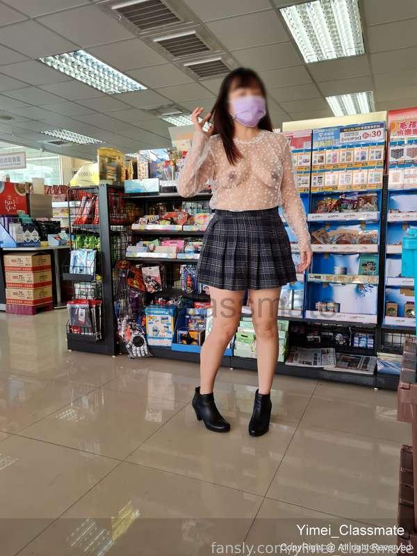 Wearing this to go shopping in a convenience store...is really exciting😆😆
Is there any fan who is a store clerk... can let me take a good picture??

穿這樣在便利商店逛....真的是有夠刺激的啦😆😆
有沒有粉絲是店員....可以讓我好好地拍呢??