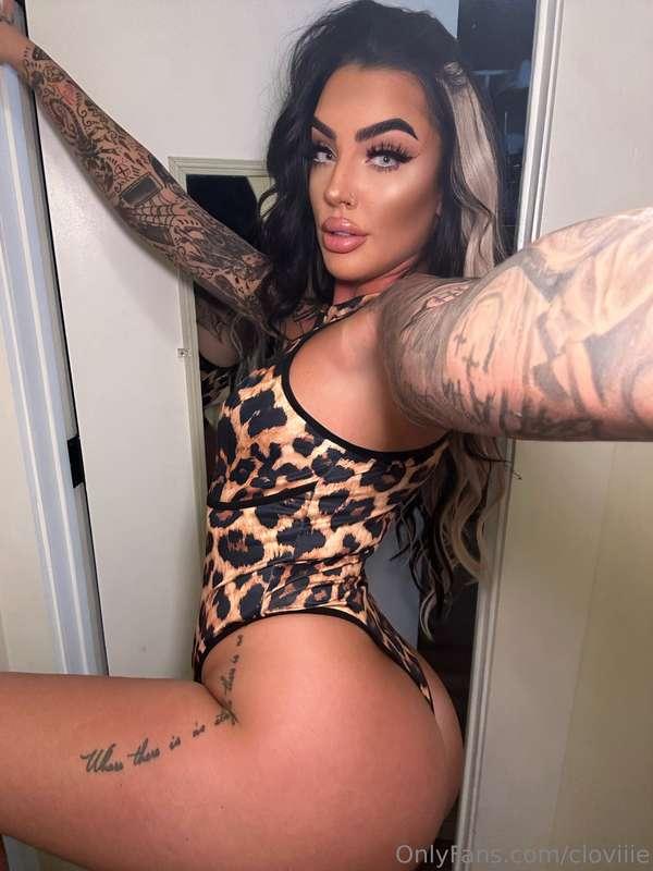 Wanna watch me strip completely out of this? 😍🖤