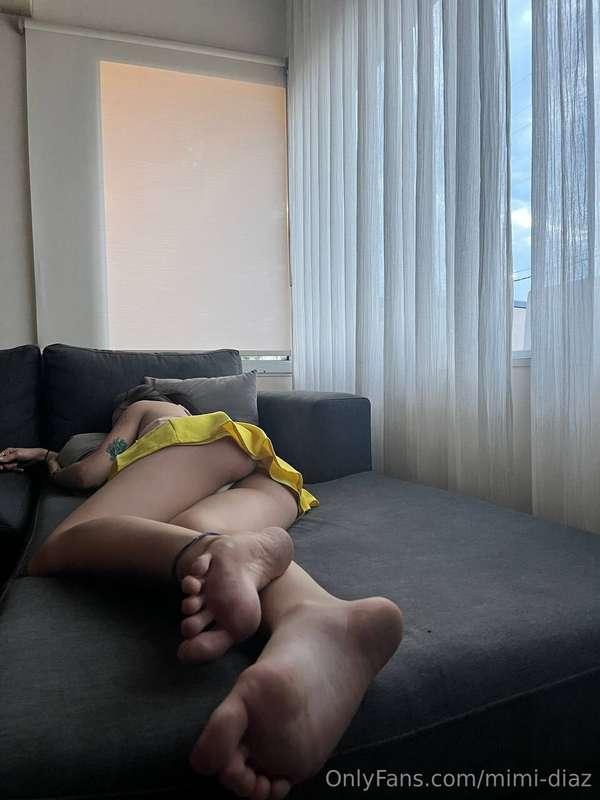 Having a threesome with my bed, pillow and I. 💦💦