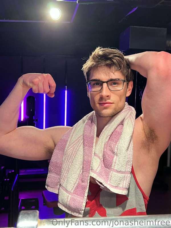 90% Off my Onlyfans today 
@jonasheim 

See all my exclusive..