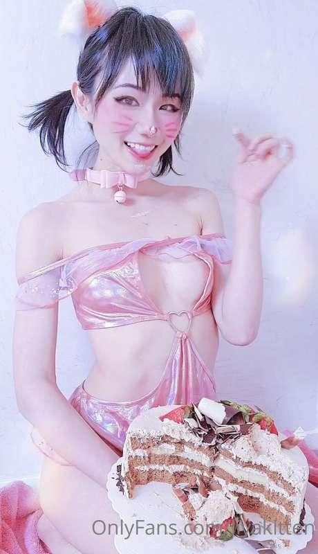 Cake me and get messy 🎂🍰💗
Let me tease you and spread the kr..