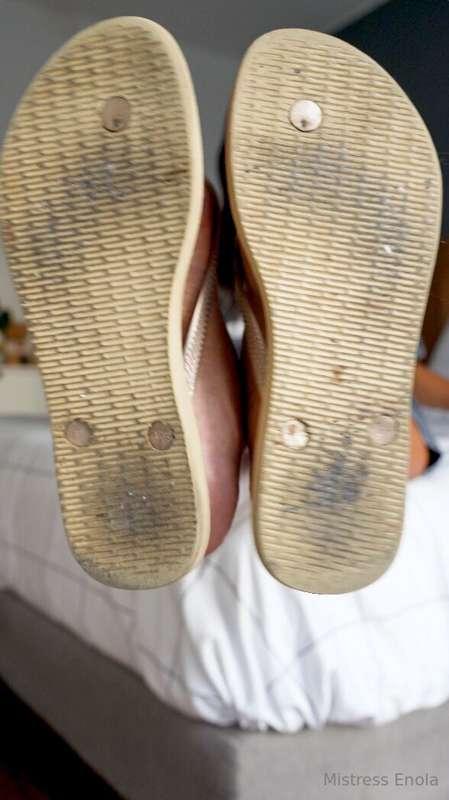No feet today…choose one side to clean, loser! 🤮