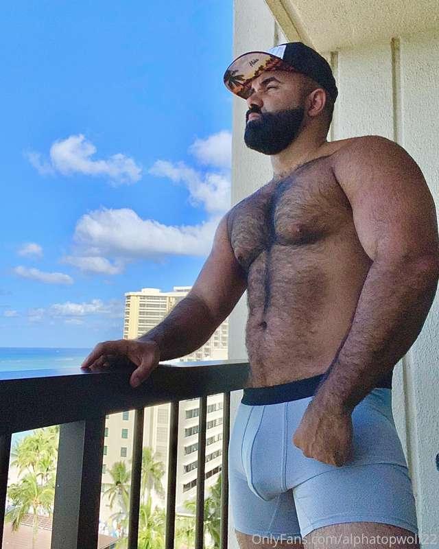 What a view ☀️🌴🌺 
SWIPE! 😏