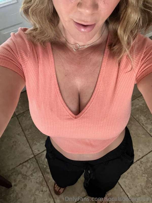💋Happy Saturday 💋 Got my nails done this morning, what do yo..