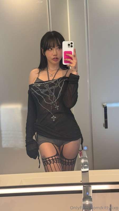 do i look like trouble… or your new favorite distraction?😈🖤