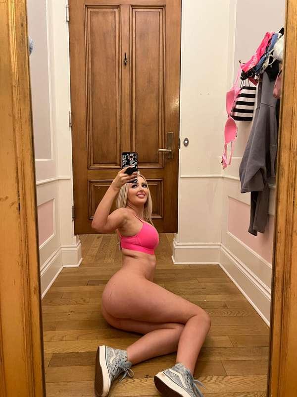 supposed to be trying on new bras but taking dirty pics n da..