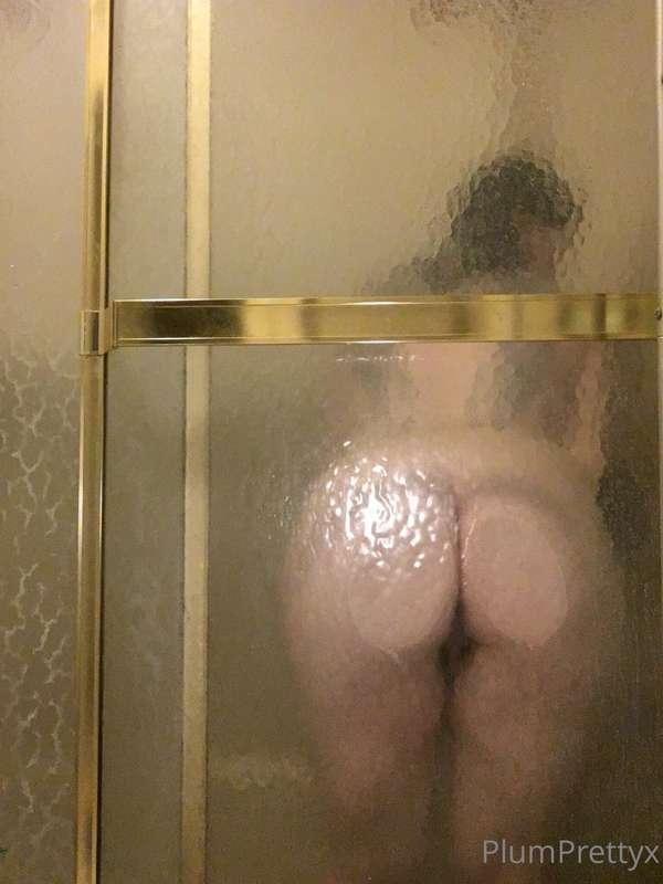 I weirdly love this shower pic.