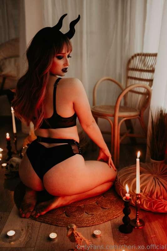 I can’t end spooky season yet… 🖤