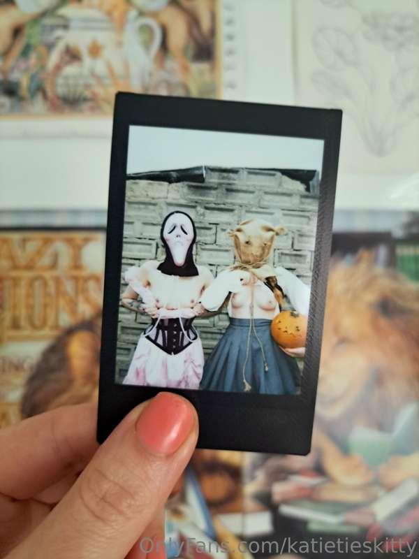 Do you think we are spooky 🥺👉👈