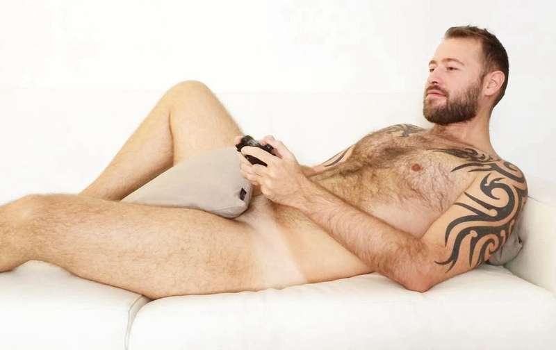 Anyone want to Play Video Games Naked with Me ? 🐻🩷