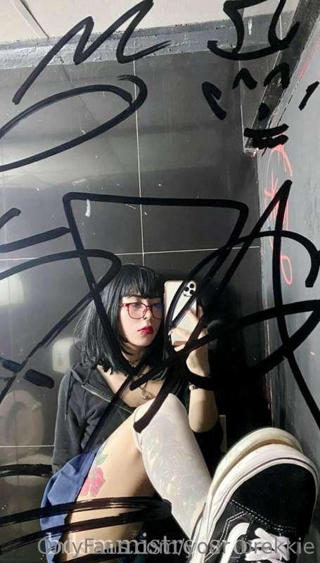 GOTHIC KINKY PRINCESS @bdsmmistressroxy knows what’s best fo..