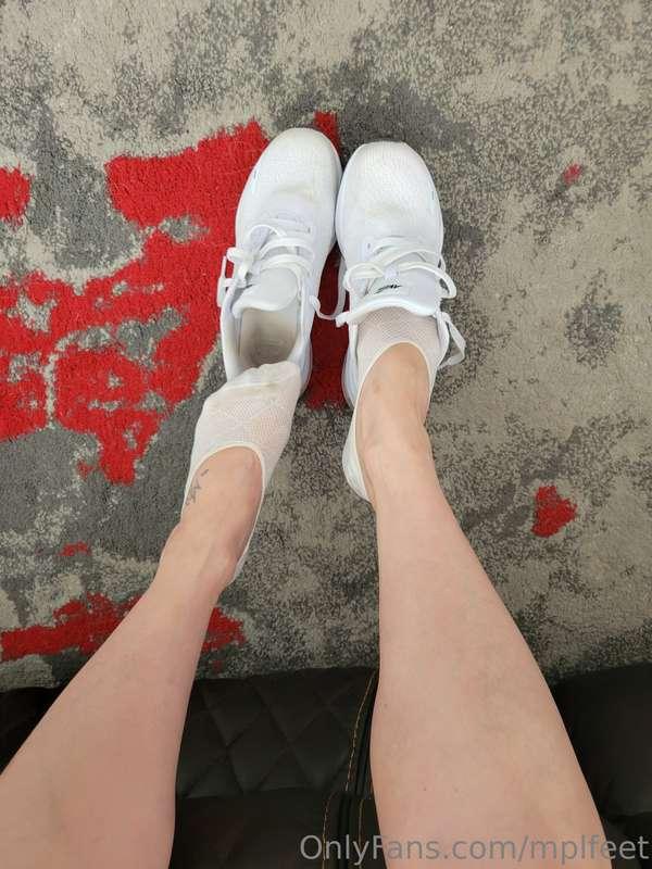 Wanna watch these go on and get laced up!?🙂🧦👟📽
