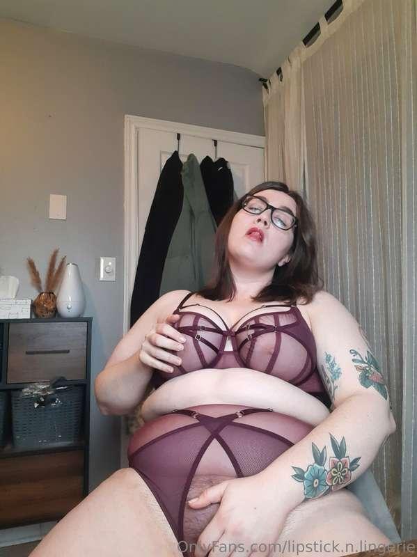 lipstick.n.lingerie image #0