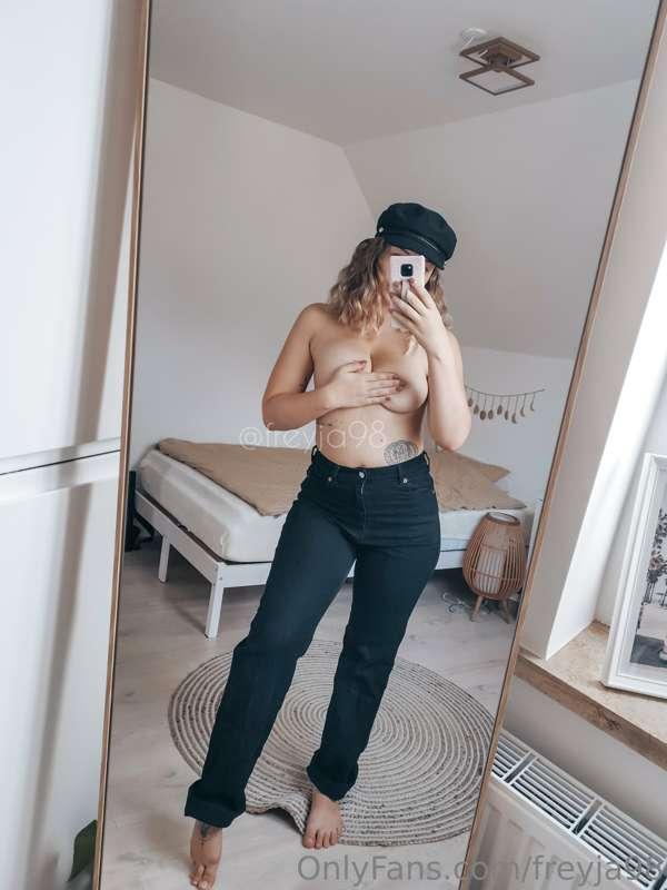 😏 Hope you like my look?

Wanna see the picture without my h..