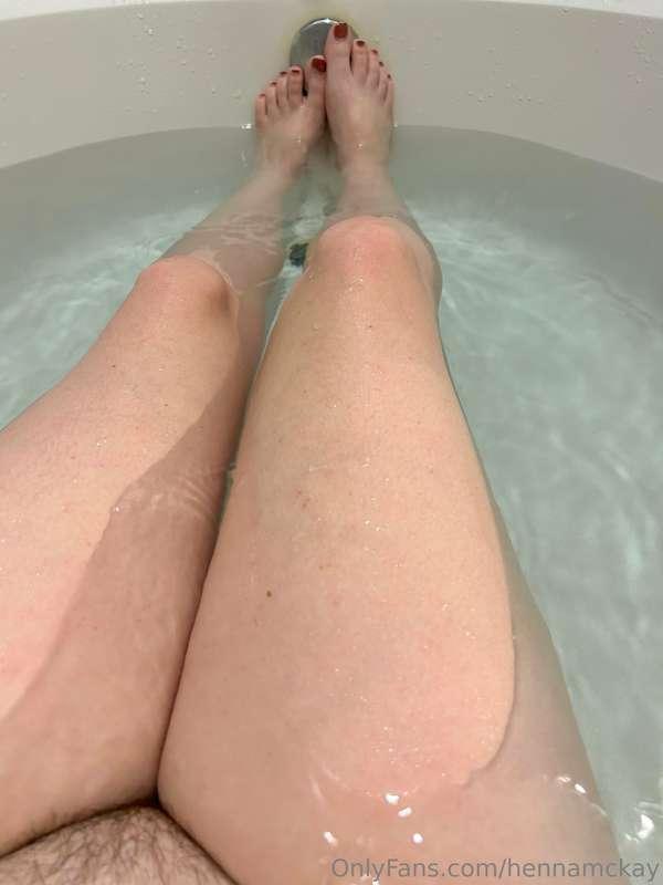 Soaking these stems 🌷 Nothing better than a bath after a lon..