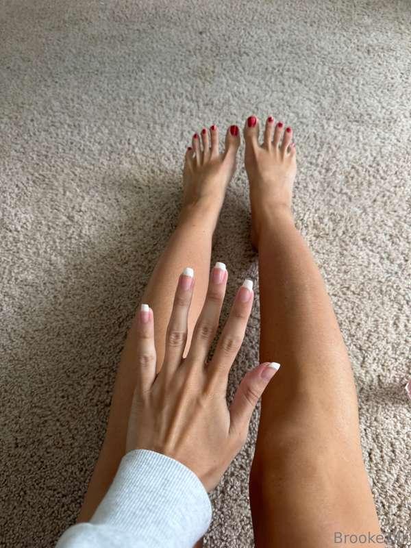 French tip nails + Sparkly red toes 🥰 (Fan requested) Want t..