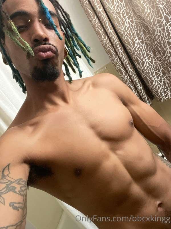 Hope you like the new facial hair 💋 show some love