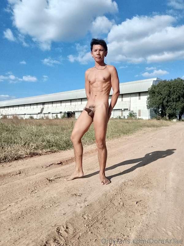 ตัวแดงไปหมดหล่ะ ไม่รู้ว่าแพ้แดดหรือแพ้ใจเธอ😘 #FeelingHot☀️