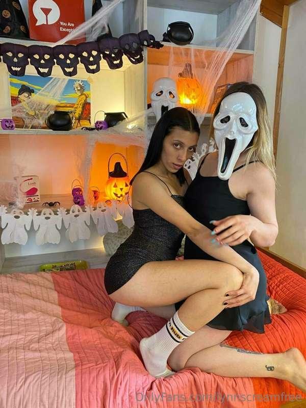have you seen the new Halloween threesome I made with my blo..