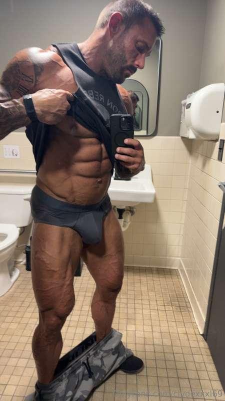 Leg day worn briefs.. soon to be crusty 💦 from me to you. Th..