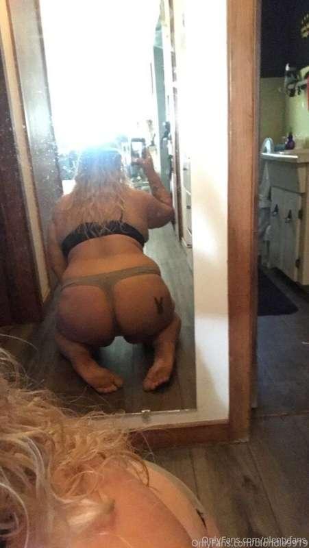 Subscribe to @blondie9919 for FREE!😈 This thick babe is in t..