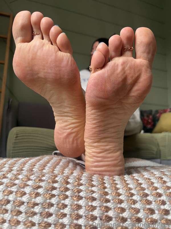I wanna feel your cum between my toes