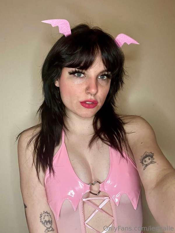 Here’s my succubus set! It’s pretty tame but I definitely ha..