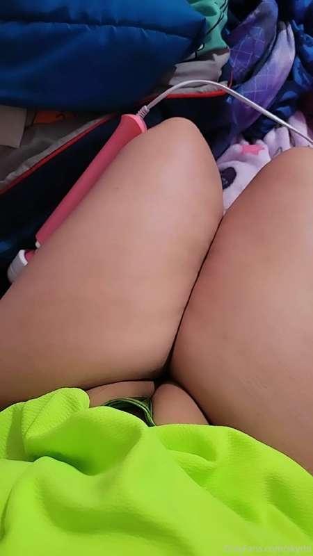 Sending out a masturbation video to ALL my resubs for free 💋..