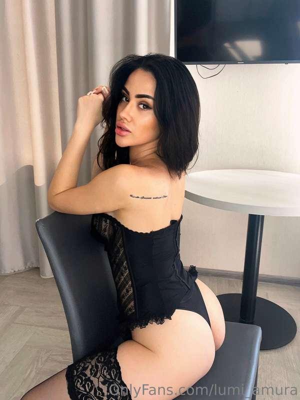 How many times do you have to slap that juicy ass to leave a..