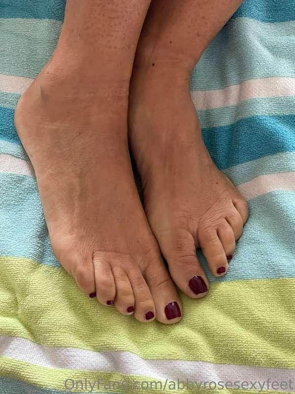 Would love for you to rub my feet! 😘🦶💦