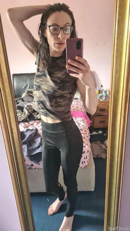 Well I got dressed ... no undies for the day before Sunday 🙃😇

#leggings #milf #pierced #nipples #pussy #smalltits