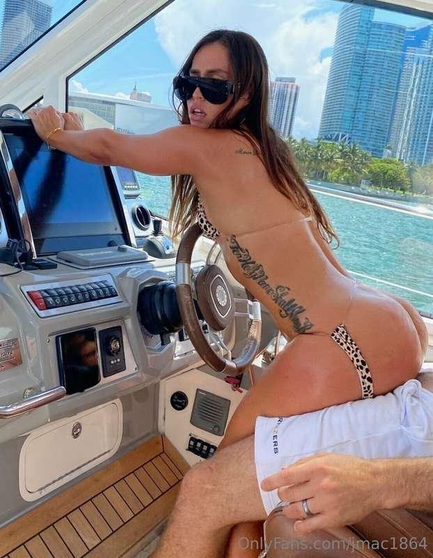 🍑 PAWG @kelsimonroe just made her profile FREE! Watch me fuc..