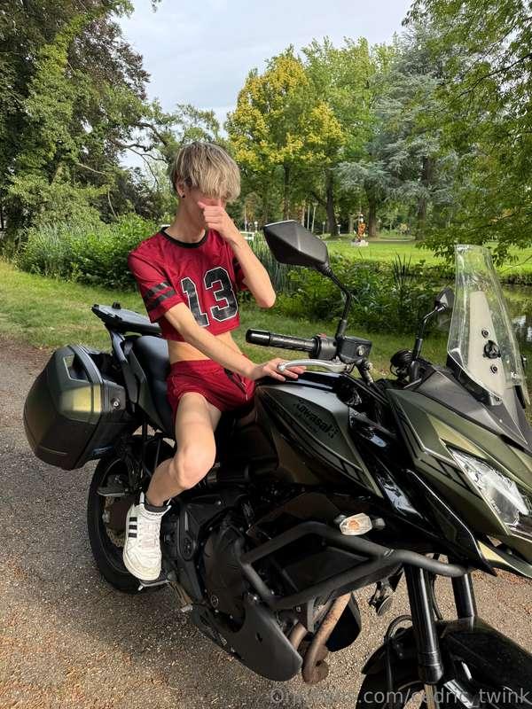 Many of you wanted to see me locked 🔐So there you go: caged ..