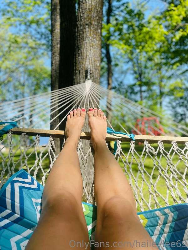 Just relaxin!☀️🌼
(Don’t mind my sandy feet and yes I know I ..