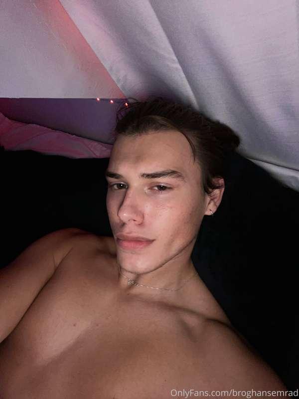 CHECK DMS 😈 sending you some hot pics 💦