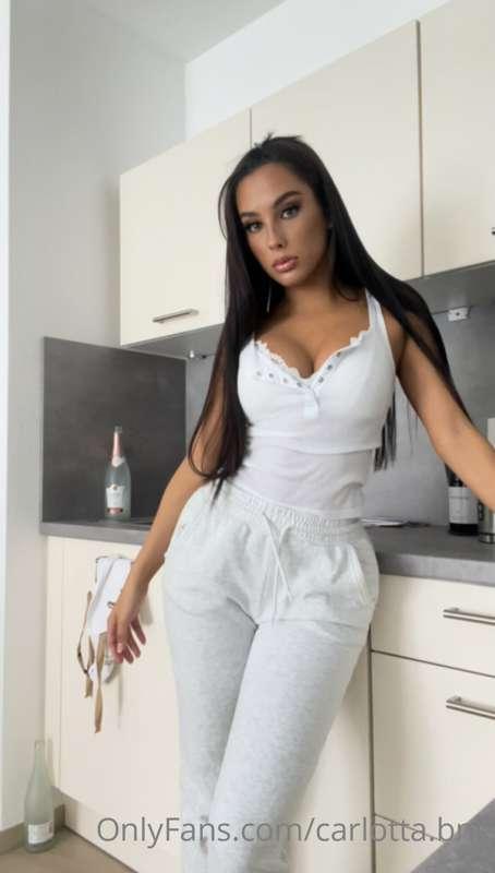 Getting hot in the kitchen 👀 
Join me in the dms!! It's gonn..