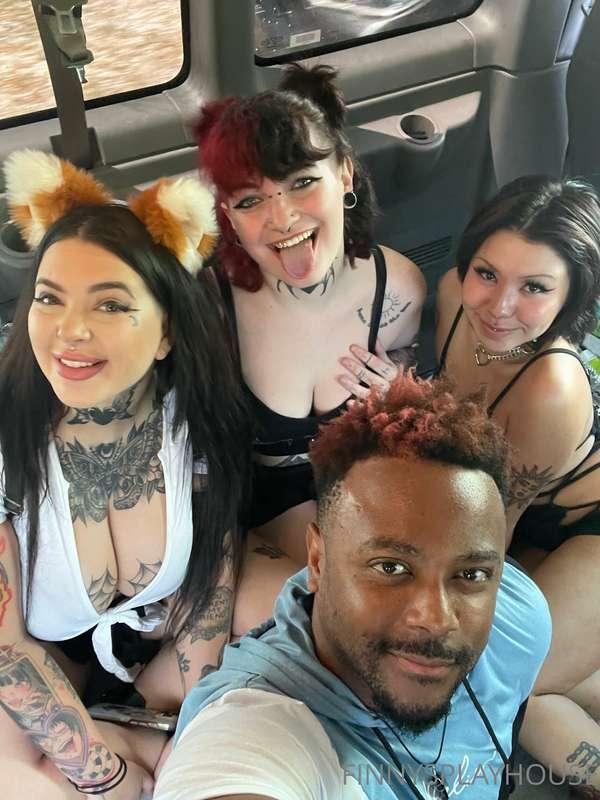 3 sexy ass goth girls on my dick! Living the dream 😈