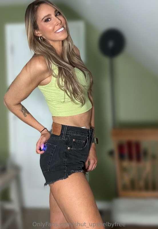 Just your typical hot blonde next door 💋