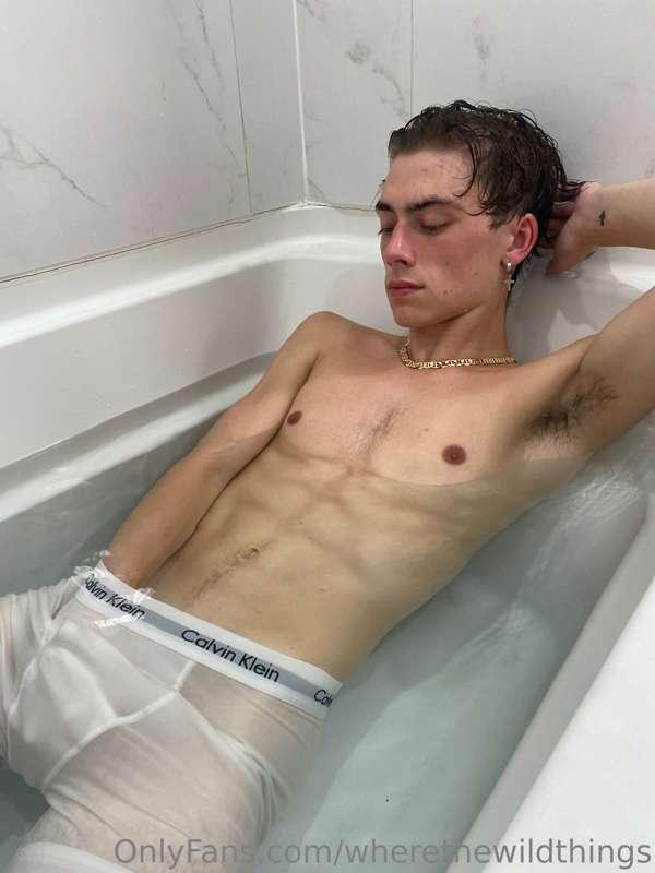 who wants to get naughty in the tub 
w/ @imzacklilly? 💦